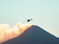 阿苏山直升机坠毁两名中国游客失踪搜救面临严峻挑战